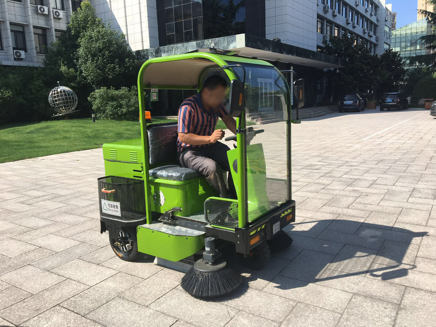 電動掃地車