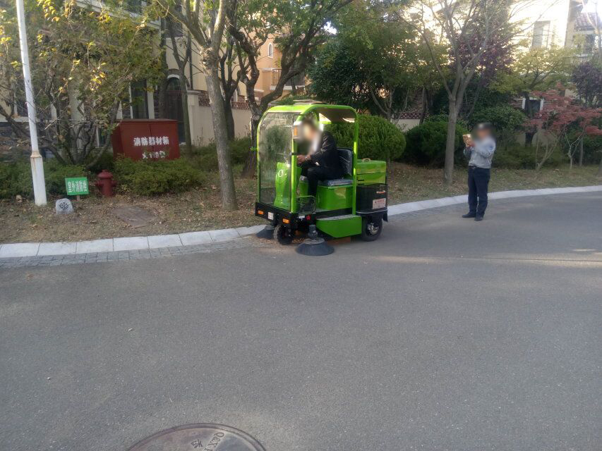 電動駕駛式掃地車